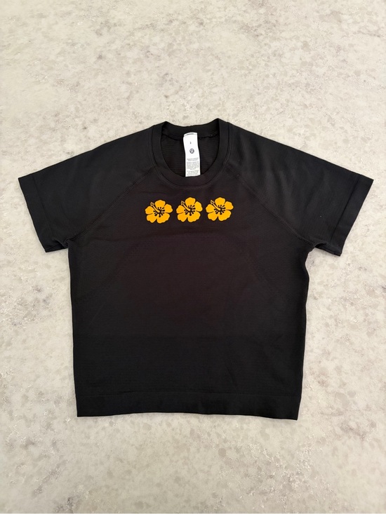 lululemon athletica Tops - Lululemon Hawaii Hibiscus Crop Swiftly Tee - Black / Size 2 Rare